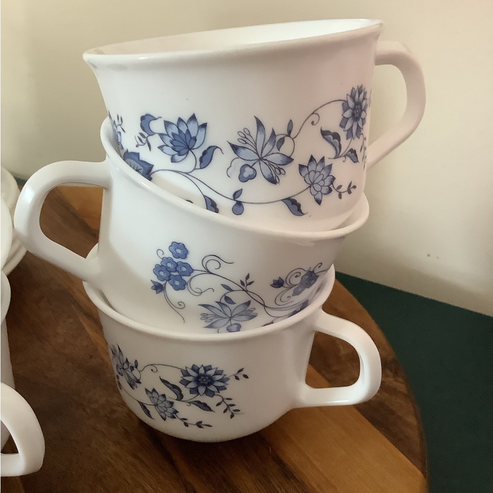 Lot of Vintage 70s Arcopal France "ASTER" Blue Floral Tea Cups & Saucers Set - Picture 3 of 16